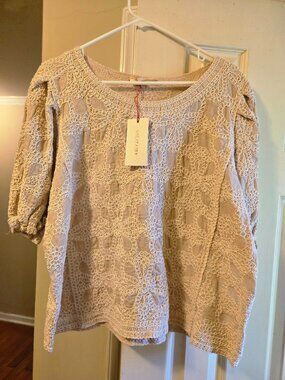 Solitaire XL NWT top tan appliqued top with puffy short sleeves